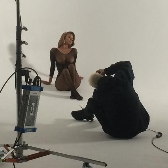 Zahia Dehar dans les coulisses de son shooting pour Antidote. Novembre 2017.