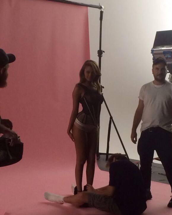 Zahia Dehar dans les coulisses de son shooting pour Antidote. Novembre 2017.