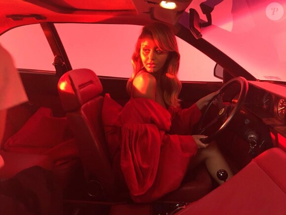 Zahia Dehar dans les coulisses de son shooting pour Antidote. Novembre 2017.