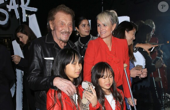 Johnny Hallyday, sa femme Laeticia (en béquilles) et leurs filles Jade et Joy au vernissage de l'exposition du photographe Mathieu Cesar à Los Angeles. Le 21 février 2017.