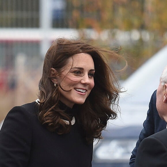 La duchesse Catherine de Cambridge (Kate Middleton), enceinte de 4 mois, et le prince William ont visité l'usine Jaguar Land Rover de Solihull à Birmingham le 22 novembre 2017. 