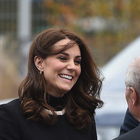 La duchesse Catherine de Cambridge (Kate Middleton), enceinte de 4 mois, et le prince William ont visité l'usine Jaguar Land Rover de Solihull à Birmingham le 22 novembre 2017. 