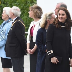 La duchesse Catherine de Cambridge (Kate Middleton), enceinte de 4 mois, et le prince William ont visité l'usine Jaguar Land Rover de Solihull à Birmingham le 22 novembre 2017. 