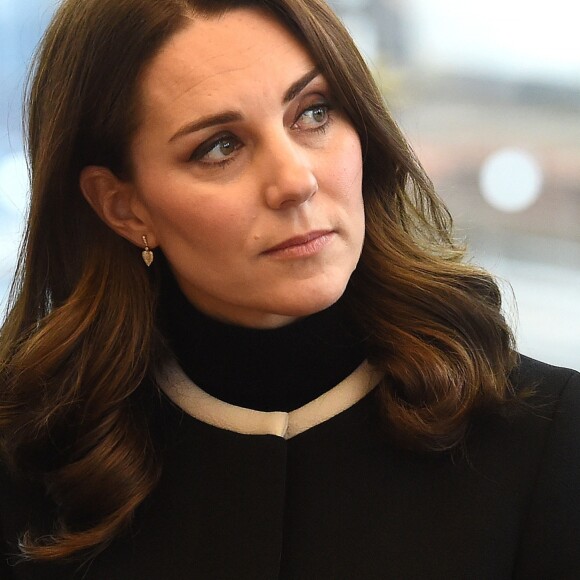 La duchesse Catherine de Cambridge (Kate Middleton), enceinte de 4 mois, et le prince William ont visité l'usine Jaguar Land Rover de Solihull à Birmingham le 22 novembre 2017. 