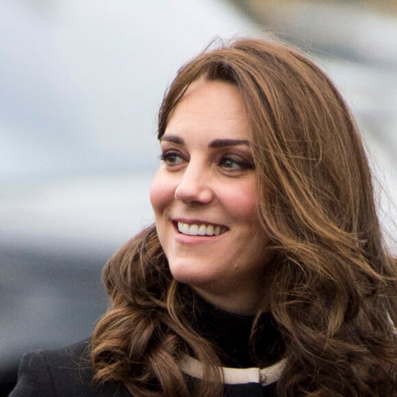 La duchesse Catherine de Cambridge (Kate Middleton), enceinte de 4 mois, et le prince William ont visité l'usine Jaguar Land Rover de Solihull à Birmingham le 22 novembre 2017. 