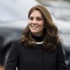 La duchesse Catherine de Cambridge (Kate Middleton), enceinte de 4 mois, et le prince William ont visité l'usine Jaguar Land Rover de Solihull à Birmingham le 22 novembre 2017. 