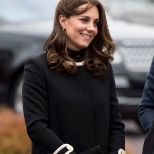 La duchesse Catherine de Cambridge (Kate Middleton), enceinte de 4 mois, et le prince William ont visité l'usine Jaguar Land Rover de Solihull à Birmingham le 22 novembre 2017. 