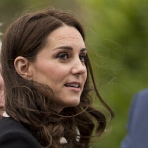 La duchesse Catherine de Cambridge (Kate Middleton), enceinte de 4 mois, et le prince William ont visité l'usine Jaguar Land Rover de Solihull à Birmingham le 22 novembre 2017. 