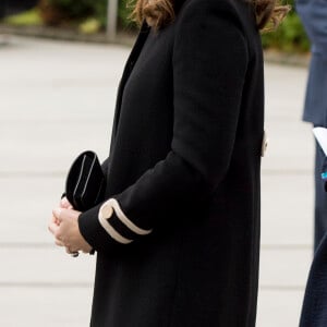 La duchesse Catherine de Cambridge (Kate Middleton), enceinte de 4 mois, et le prince William ont visité l'usine Jaguar Land Rover de Solihull à Birmingham le 22 novembre 2017. 