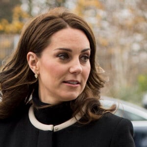 La duchesse Catherine de Cambridge (Kate Middleton), enceinte de 4 mois, et le prince William ont visité l'usine Jaguar Land Rover de Solihull à Birmingham le 22 novembre 2017. 