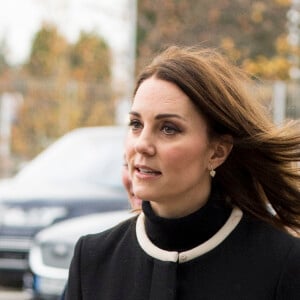 La duchesse Catherine de Cambridge (Kate Middleton), enceinte de 4 mois, et le prince William ont visité l'usine Jaguar Land Rover de Solihull à Birmingham le 22 novembre 2017. 