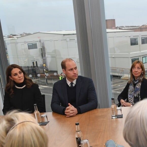 La duchesse Catherine de Cambridge (Kate Middleton), enceinte de 4 mois, et le prince William ont visité l'usine Jaguar Land Rover de Solihull à Birmingham le 22 novembre 2017. 