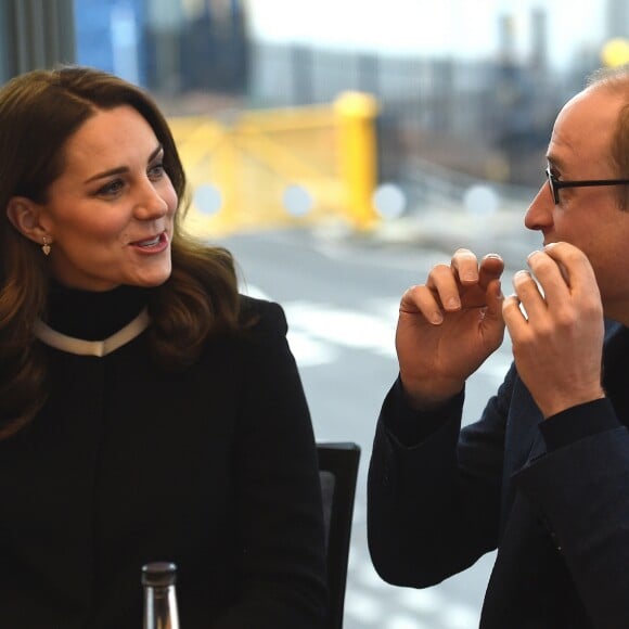 La duchesse Catherine de Cambridge (Kate Middleton), enceinte de 4 mois, et le prince William ont visité l'usine Jaguar Land Rover de Solihull à Birmingham le 22 novembre 2017. 