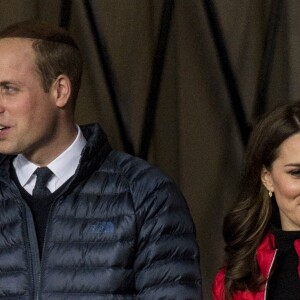 La duchesse Catherine de Cambridge (Kate Middleton), enceinte de 4 mois, et le prince William au stade d'Aston Villa à Birmingham le 22 novembre 2017, pour un événement lié au programme Coach Core soutenu par leur fondation.