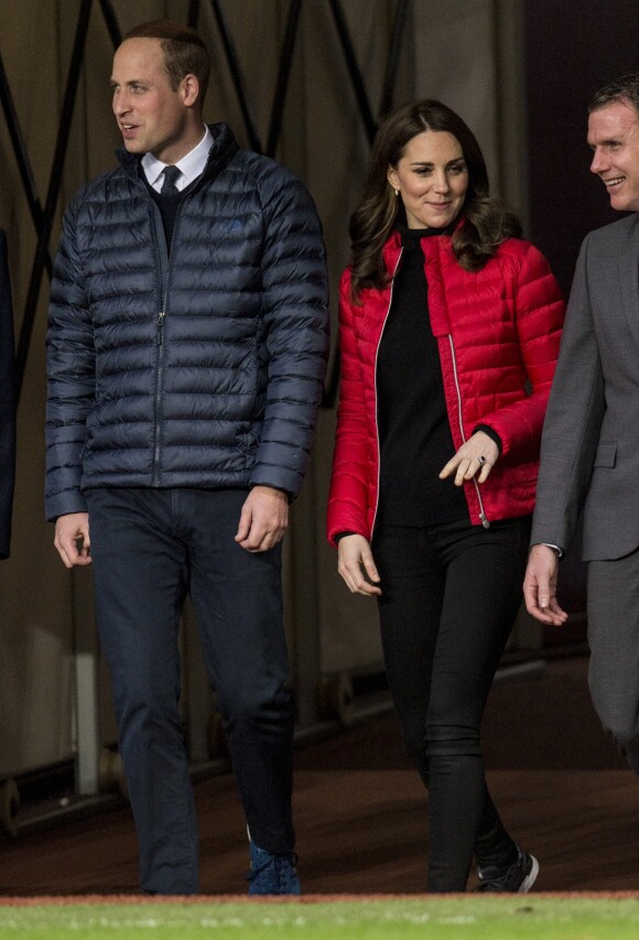 La duchesse Catherine de Cambridge (Kate Middleton), enceinte de 4 mois, et le prince William au stade d'Aston Villa à Birmingham le 22 novembre 2017, pour un événement lié au programme Coach Core soutenu par leur fondation.