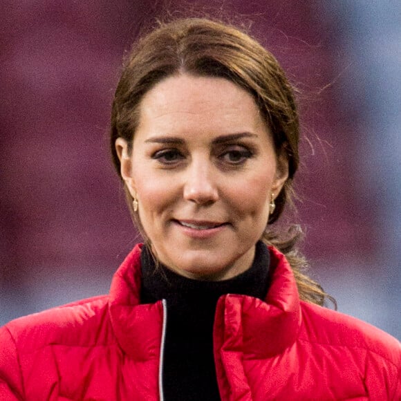 La duchesse Catherine de Cambridge (Kate Middleton), enceinte de 4 mois, lors d'une visite au stade d'Aston Villa à Birmingham le 22 novembre 2017 avec le prince William, pour un événement lié au programme Coach Core soutenu par leur fondation.