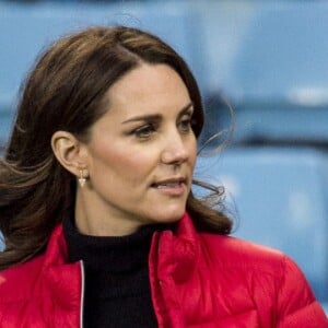 La duchesse Catherine de Cambridge (Kate Middleton), enceinte de 4 mois, lors d'une visite au stade d'Aston Villa à Birmingham le 22 novembre 2017 avec le prince William, pour un événement lié au programme Coach Core soutenu par leur fondation.