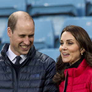 La duchesse Catherine de Cambridge (Kate Middleton), enceinte de 4 mois, et le prince William au stade d'Aston Villa à Birmingham le 22 novembre 2017, pour un événement lié au programme Coach Core soutenu par leur fondation.