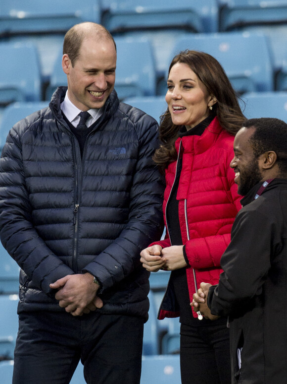La duchesse Catherine de Cambridge (Kate Middleton), enceinte de 4 mois, et le prince William au stade d'Aston Villa à Birmingham le 22 novembre 2017, pour un événement lié au programme Coach Core soutenu par leur fondation.