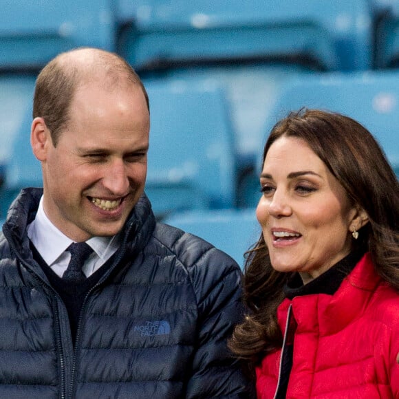 La duchesse Catherine de Cambridge (Kate Middleton), enceinte de 4 mois, et le prince William au stade d'Aston Villa à Birmingham le 22 novembre 2017, pour un événement lié au programme Coach Core soutenu par leur fondation.