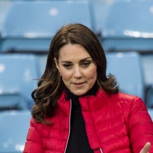 La duchesse Catherine de Cambridge (Kate Middleton), enceinte de 4 mois, lors d'une visite au stade d'Aston Villa à Birmingham le 22 novembre 2017 avec le prince William, pour un événement lié au programme Coach Core soutenu par leur fondation.