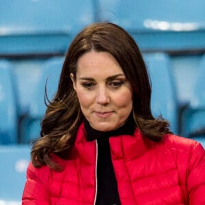 La duchesse Catherine de Cambridge (Kate Middleton), enceinte de 4 mois, lors d'une visite au stade d'Aston Villa à Birmingham le 22 novembre 2017 avec le prince William, pour un événement lié au programme Coach Core soutenu par leur fondation.