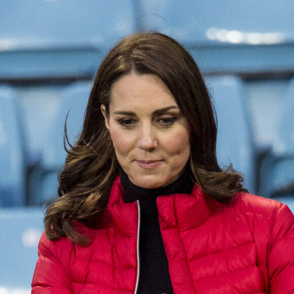 La duchesse Catherine de Cambridge (Kate Middleton), enceinte de 4 mois, lors d'une visite au stade d'Aston Villa à Birmingham le 22 novembre 2017 avec le prince William, pour un événement lié au programme Coach Core soutenu par leur fondation.