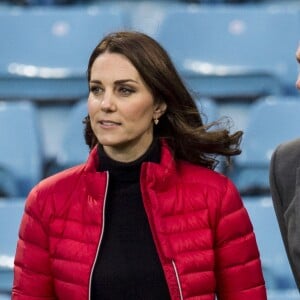 La duchesse Catherine de Cambridge (Kate Middleton), enceinte de 4 mois, lors d'une visite au stade d'Aston Villa à Birmingham le 22 novembre 2017 avec le prince William, pour un événement lié au programme Coach Core soutenu par leur fondation.