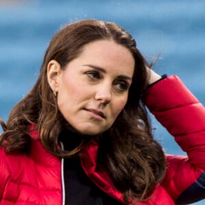 La duchesse Catherine de Cambridge (Kate Middleton), enceinte de 4 mois, lors d'une visite au stade d'Aston Villa à Birmingham le 22 novembre 2017 avec le prince William, pour un événement lié au programme Coach Core soutenu par leur fondation.