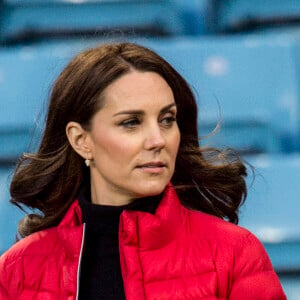 La duchesse Catherine de Cambridge (Kate Middleton), enceinte de 4 mois, lors d'une visite au stade d'Aston Villa à Birmingham le 22 novembre 2017 avec le prince William, pour un événement lié au programme Coach Core soutenu par leur fondation.