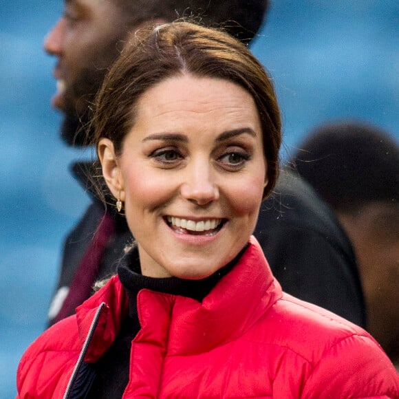 La duchesse Catherine de Cambridge (Kate Middleton), enceinte de 4 mois, lors d'une visite au stade d'Aston Villa à Birmingham le 22 novembre 2017 avec le prince William, pour un événement lié au programme Coach Core soutenu par leur fondation.