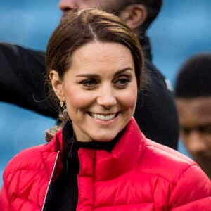 La duchesse Catherine de Cambridge (Kate Middleton), enceinte de 4 mois, lors d'une visite au stade d'Aston Villa à Birmingham le 22 novembre 2017 avec le prince William, pour un événement lié au programme Coach Core soutenu par leur fondation.