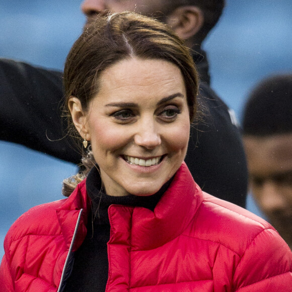 La duchesse Catherine de Cambridge (Kate Middleton), enceinte de 4 mois, lors d'une visite au stade d'Aston Villa à Birmingham le 22 novembre 2017 avec le prince William, pour un événement lié au programme Coach Core soutenu par leur fondation.