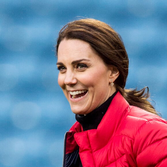 La duchesse Catherine de Cambridge (Kate Middleton), enceinte de 4 mois, lors d'une visite au stade d'Aston Villa à Birmingham le 22 novembre 2017 avec le prince William, pour un événement lié au programme Coach Core soutenu par leur fondation.