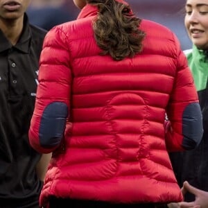 La duchesse Catherine de Cambridge (Kate Middleton), enceinte de 4 mois, lors d'une visite au stade d'Aston Villa à Birmingham le 22 novembre 2017 avec le prince William, pour un événement lié au programme Coach Core soutenu par leur fondation.