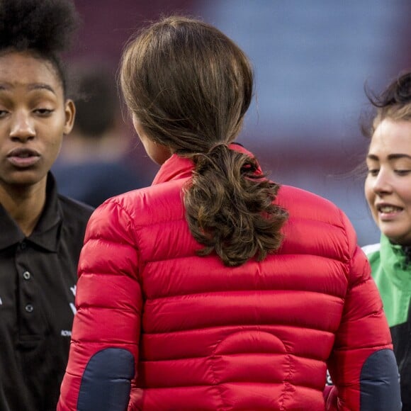 La duchesse Catherine de Cambridge (Kate Middleton), enceinte de 4 mois, lors d'une visite au stade d'Aston Villa à Birmingham le 22 novembre 2017 avec le prince William, pour un événement lié au programme Coach Core soutenu par leur fondation.