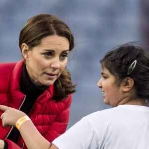 La duchesse Catherine de Cambridge (Kate Middleton), enceinte de 4 mois, lors d'une visite au stade d'Aston Villa à Birmingham le 22 novembre 2017 avec le prince William, pour un événement lié au programme Coach Core soutenu par leur fondation.