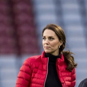 La duchesse Catherine de Cambridge (Kate Middleton), enceinte de 4 mois, lors d'une visite au stade d'Aston Villa à Birmingham le 22 novembre 2017 avec le prince William, pour un événement lié au programme Coach Core soutenu par leur fondation.