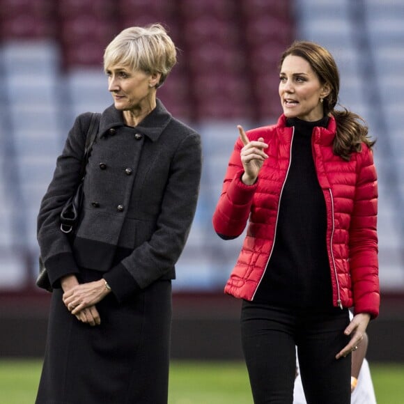 La duchesse Catherine de Cambridge (Kate Middleton), enceinte de 4 mois, lors d'une visite au stade d'Aston Villa à Birmingham le 22 novembre 2017 avec le prince William, pour un événement lié au programme Coach Core soutenu par leur fondation.