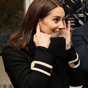 La duchesse Catherine de Cambridge (Kate Middleton), enceinte de 4 mois, et le prince William ont visité la fabrique de sifflets Acme Whistles à Birmingham le 22 novembre 2017. Attention aux oreilles.