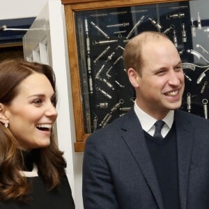 La duchesse Catherine de Cambridge (Kate Middleton), enceinte de 4 mois, et le prince William ont visité la fabrique de sifflets Acme Whistles à Birmingham le 22 novembre 2017. Attention aux oreilles.