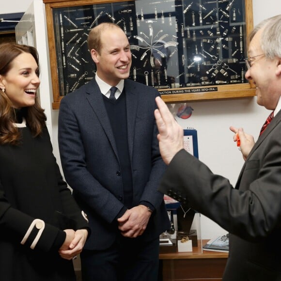 La duchesse Catherine de Cambridge (Kate Middleton), enceinte de 4 mois, et le prince William ont visité la fabrique de sifflets Acme Whistles à Birmingham le 22 novembre 2017. Attention aux oreilles.