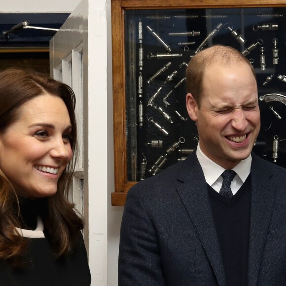 La duchesse Catherine de Cambridge (Kate Middleton), enceinte de 4 mois, et le prince William ont visité la fabrique de sifflets Acme Whistles à Birmingham le 22 novembre 2017. Attention aux oreilles.