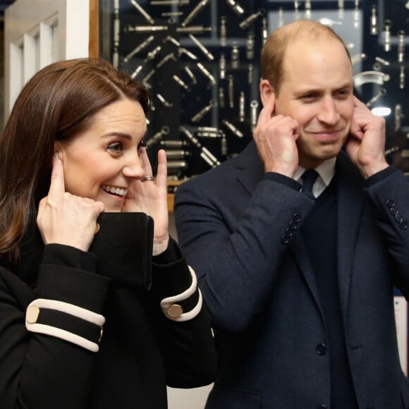 La duchesse Catherine de Cambridge (Kate Middleton), enceinte de 4 mois, et le prince William ont visité la fabrique de sifflets Acme Whistles à Birmingham le 22 novembre 2017. Attention aux oreilles.