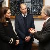 La duchesse Catherine de Cambridge (Kate Middleton), enceinte de 4 mois, et le prince William ont visité la fabrique de sifflets Acme Whistles à Birmingham le 22 novembre 2017. Attention aux oreilles.