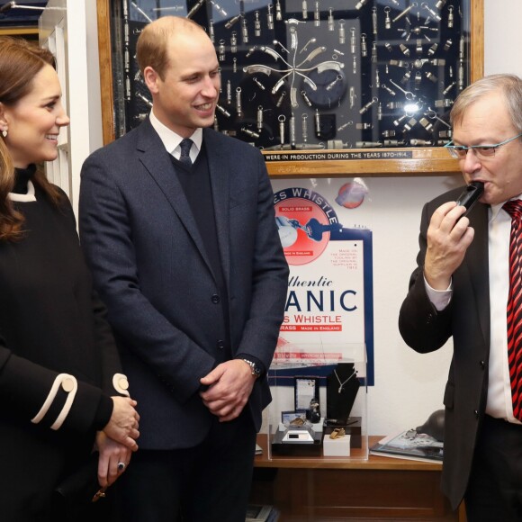 La duchesse Catherine de Cambridge (Kate Middleton), enceinte de 4 mois, et le prince William ont visité la fabrique de sifflets Acme Whistles à Birmingham le 22 novembre 2017. Attention aux oreilles.