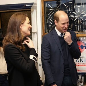 La duchesse Catherine de Cambridge (Kate Middleton), enceinte de 4 mois, et le prince William ont visité la fabrique de sifflets Acme Whistles à Birmingham le 22 novembre 2017. Attention aux oreilles.