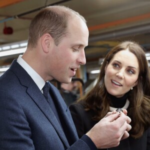 La duchesse Catherine de Cambridge (Kate Middleton), enceinte de 4 mois, et le prince William ont visité la fabrique de sifflets Acme Whistles à Birmingham le 22 novembre 2017. Attention aux oreilles.
