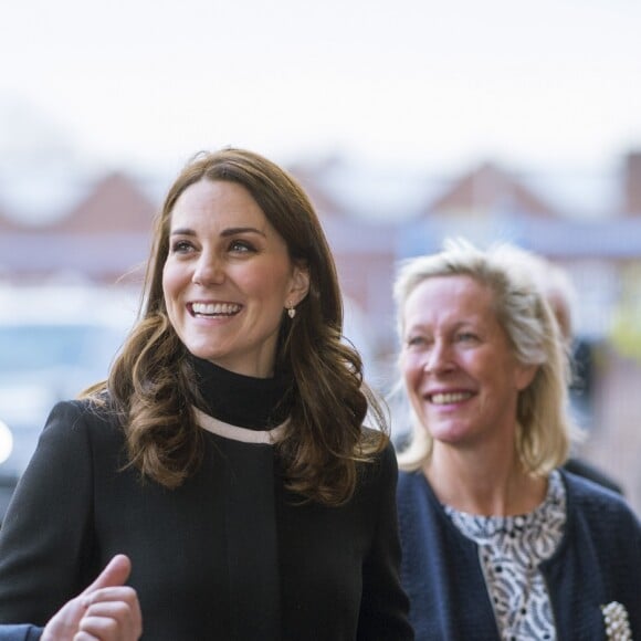 La duchesse Catherine de Cambridge (Kate Middleton), enceinte de 4 mois, et le prince William en visite au stade du club d'Aston Villa à Birmingham le 22 novembre 2017 pour suivre les effets du programme Coach Core.