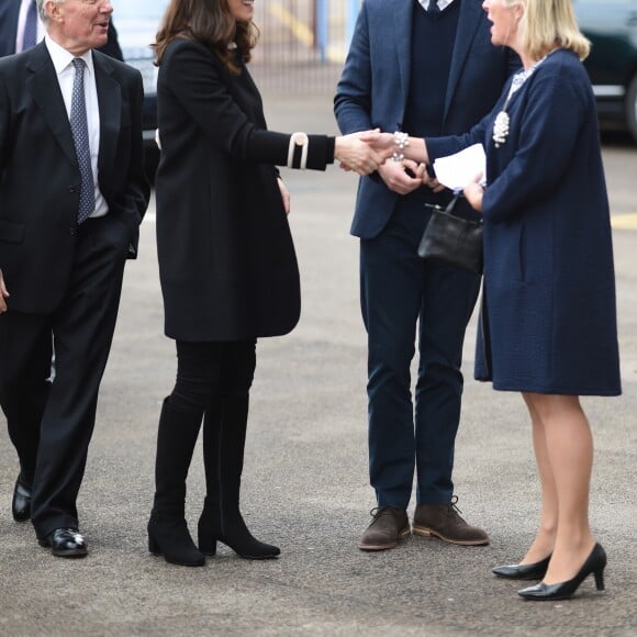 La duchesse Catherine de Cambridge (Kate Middleton), enceinte de 4 mois, et le prince William en visite au stade du club d'Aston Villa à Birmingham le 22 novembre 2017 pour suivre les effets du programme Coach Core.